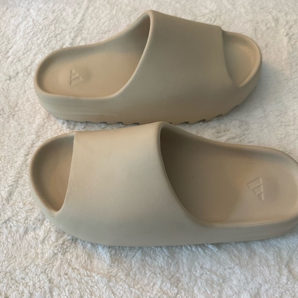 Adidas Yeezy NWOT size 11 bone color - Picture 4 of 4